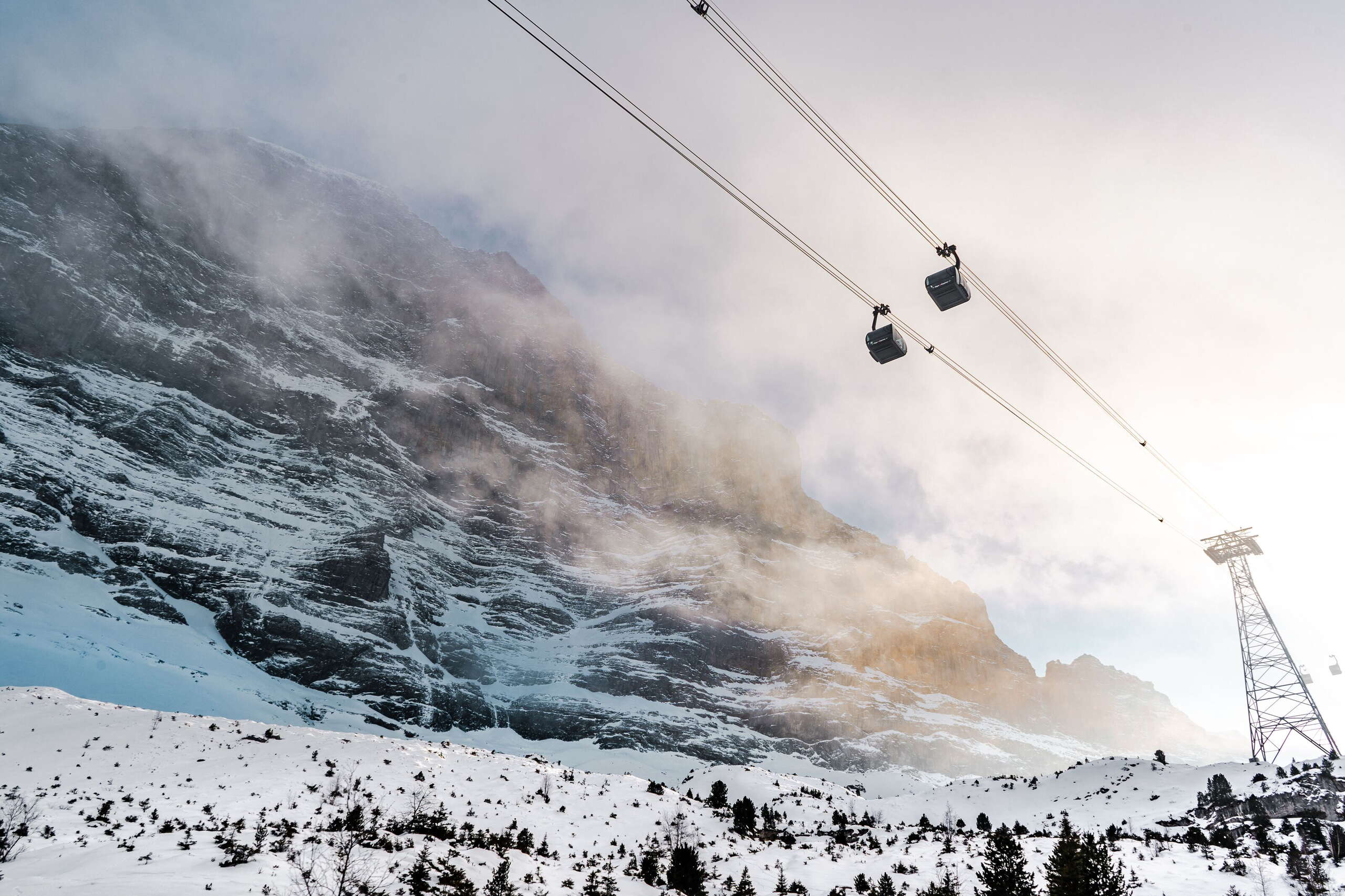 Der Eiger Express unterwegs zwischen Grindelwald und dem Eigergletscher. Die modernste 3S-Bahn der Welt ist Teil der V-Bahn.