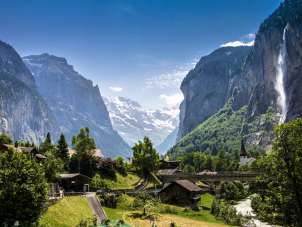 Der Staubbachfall ist das Wahrzeichen von Lauterbrunnen und dem ganzen Lauterbrunnental. Er fällt hoch ober dem Dorf.