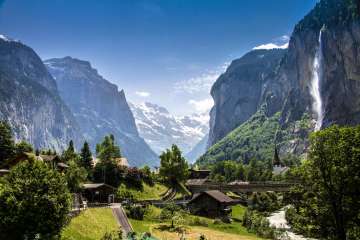 Der Staubbachfall ist das Wahrzeichen von Lauterbrunnen und dem ganzen Lauterbrunnental. Er fällt hoch ober dem Dorf.