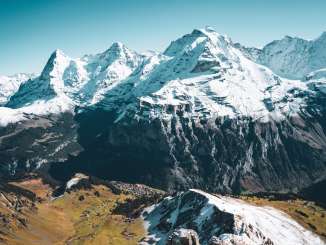 Einzigartiger Ausblick von der Birg in Mürren auf das verschneite Dreigestirn Eiger, Mönch und Jungfrau.