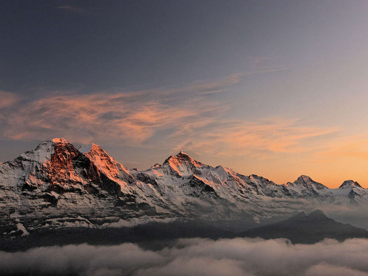 Das berühmte Dreigestirn Eiger, Mönch und Jungfrau bei Sonnenuntergang.