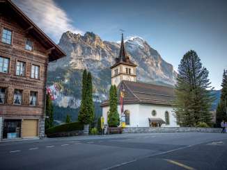 Rue du village de Grindelwald en été. Photo prise en septembre 2022.  ©David Birri