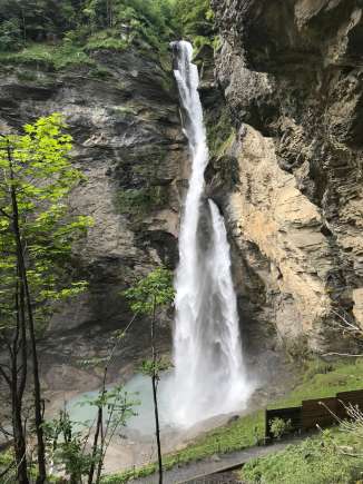 Wo Sherlock Holmes in den Tod stürzte. Der Reichenbachfall stürzt das Wasser von hoch oben in das Tal.
