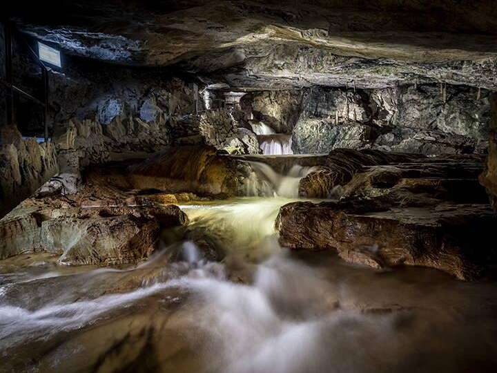 15% de réduction: Grottes de Saint-Béat, y compris le musée des grottes avec boutique