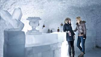 Apéritif dans le bar de glace
