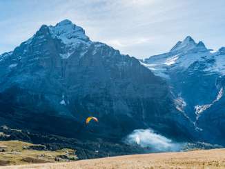 Der Start vor der eindrücklichen Bergkulisse  ist geglückt: Tandempilot Christoph Mühlemann unterwegs mit einer Passagierin von Grindelwald-First nach Grindelwald.