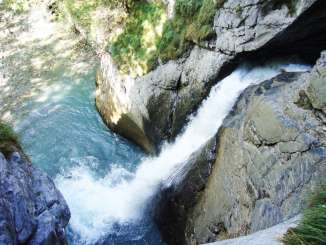 Wasserfall innerhalb von Felsen, das sind die Trümmelbachfälle in Lauterbrunnen.