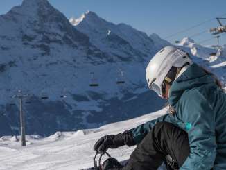Die Fotoserie zeigt Wintersportler in der Grindelwald-First/Jungfrau Ski Region, wie sie inmitten der alpinen Bergwelt die verschneiten Pisten hinuntersausen. Die Aufnahmen aus dem Januar 2024 fangen die schlichte Atmosphäre eines klaren Wintertages ein - mit weiten Schneeflächen, markanten Gipfeln und der Ruhe der Natur. Zu sehen sind Eiger, Schreckhorn und Wetterhorn sowie der Skilift Oberjoch.