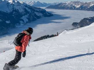 Snowboarden über dem Nebelmeer im Skigebiet Meiringen-Hasliberg.