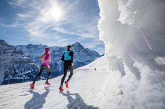 Deux coureurs lors d'une course de trail hivernale entre Grindelwald First et le lac de Bachalp.
