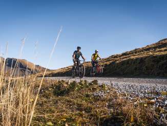 Deux vététistes empruntent la piste de VTT de Grindelwald