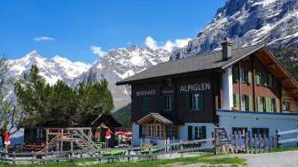 Berghaus im Sommer