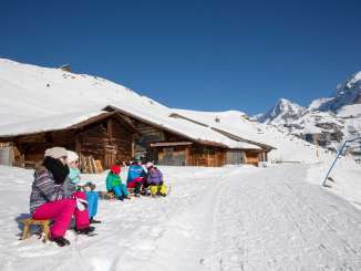 Pause muss sein. Die Schlittler legen einen Rast ein auf dem Apollo Run Schlittelweg in Mürren.