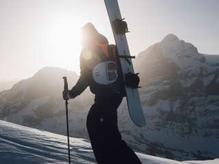Skifahrer auf der First in der Morgensonne.