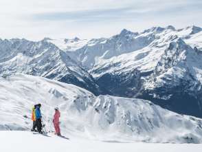 Ski- und Snowboardfahrer auf dem Hasliberg