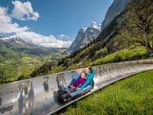 Piste de luge de Pfingstegg pour deux personnes, avec vue sur Grindelwald.