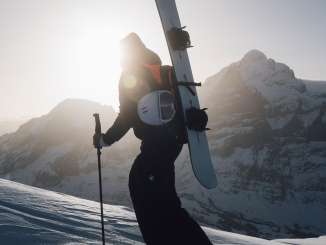 Skifahrer auf der First in der Morgensonne.