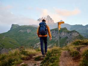 Die Lobhörner vor Augen: Ein Wanderer unterwegs oberhalb von Mürren, hoch über dem Lauterbrunnental.