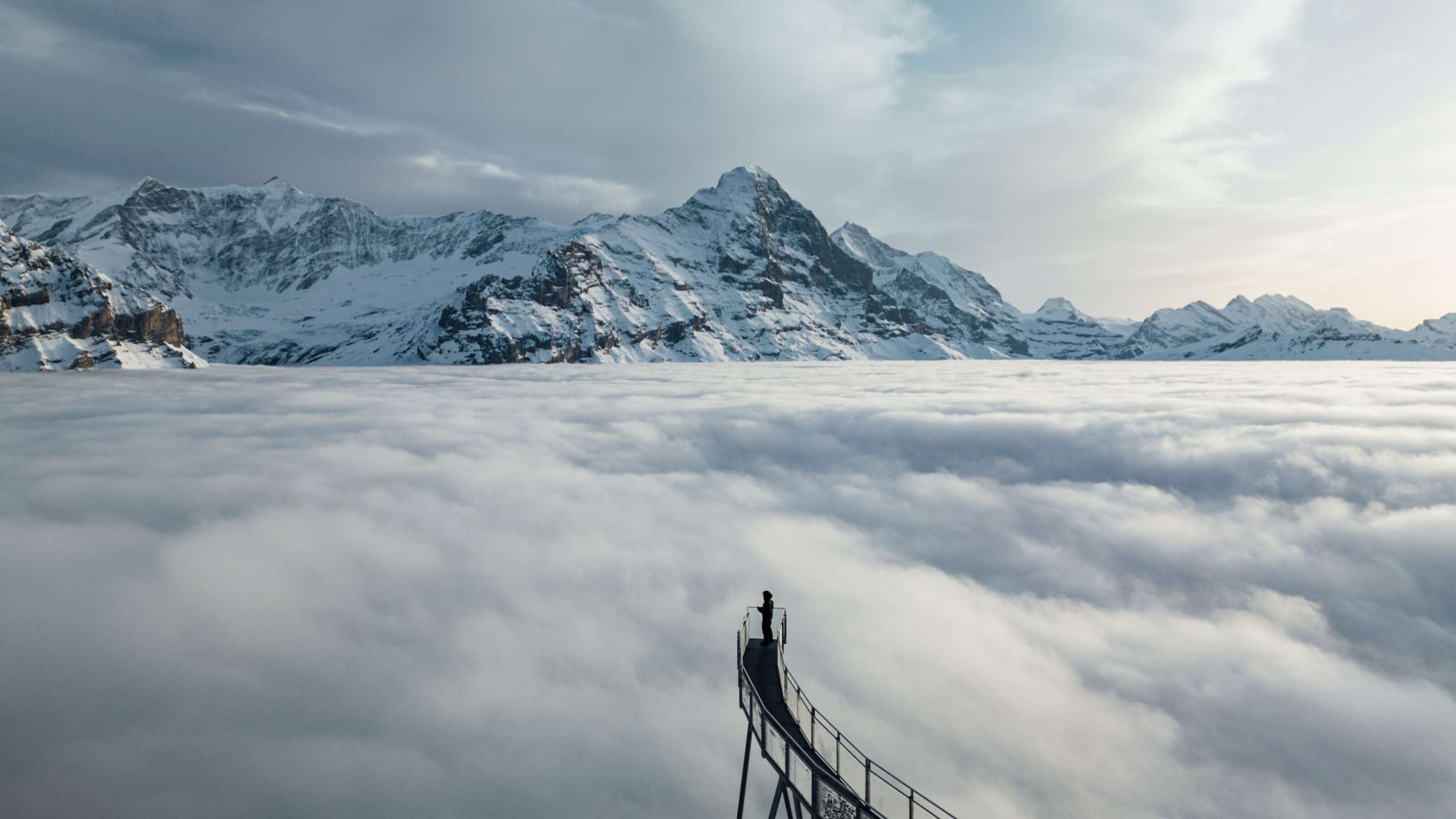 Grindelwald First, Cliff Walk in winterlicher Abendstimmung mit Nebelmeer.