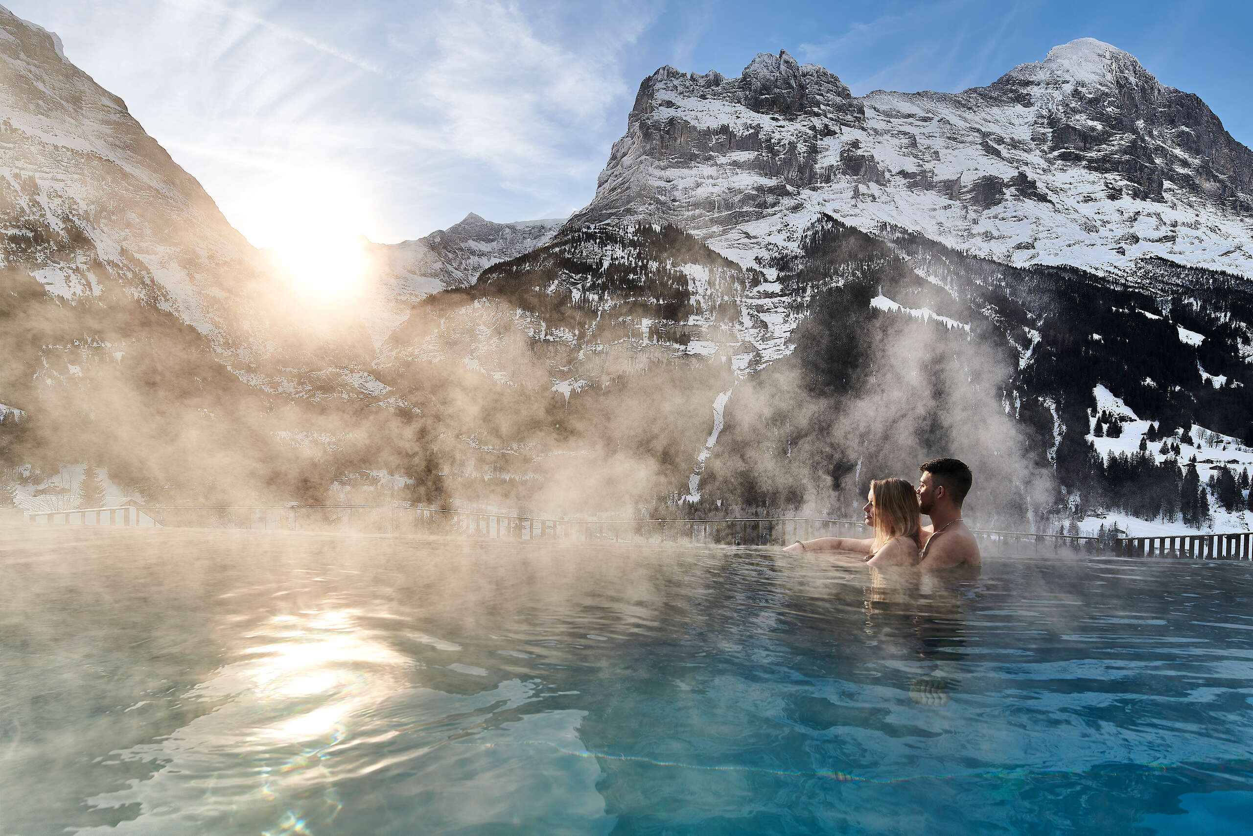 Der Infinitypool im Hotel Spinne in Grindelwald bietet einen einzigartigen Blick in die verschneite Bergwelt von Grindelwald.