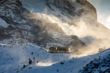 Skifahren auf der kleinen Scheidegg/Männlichen in der Jungfrauregion, Die Sonne beleuchtet den Dunst.