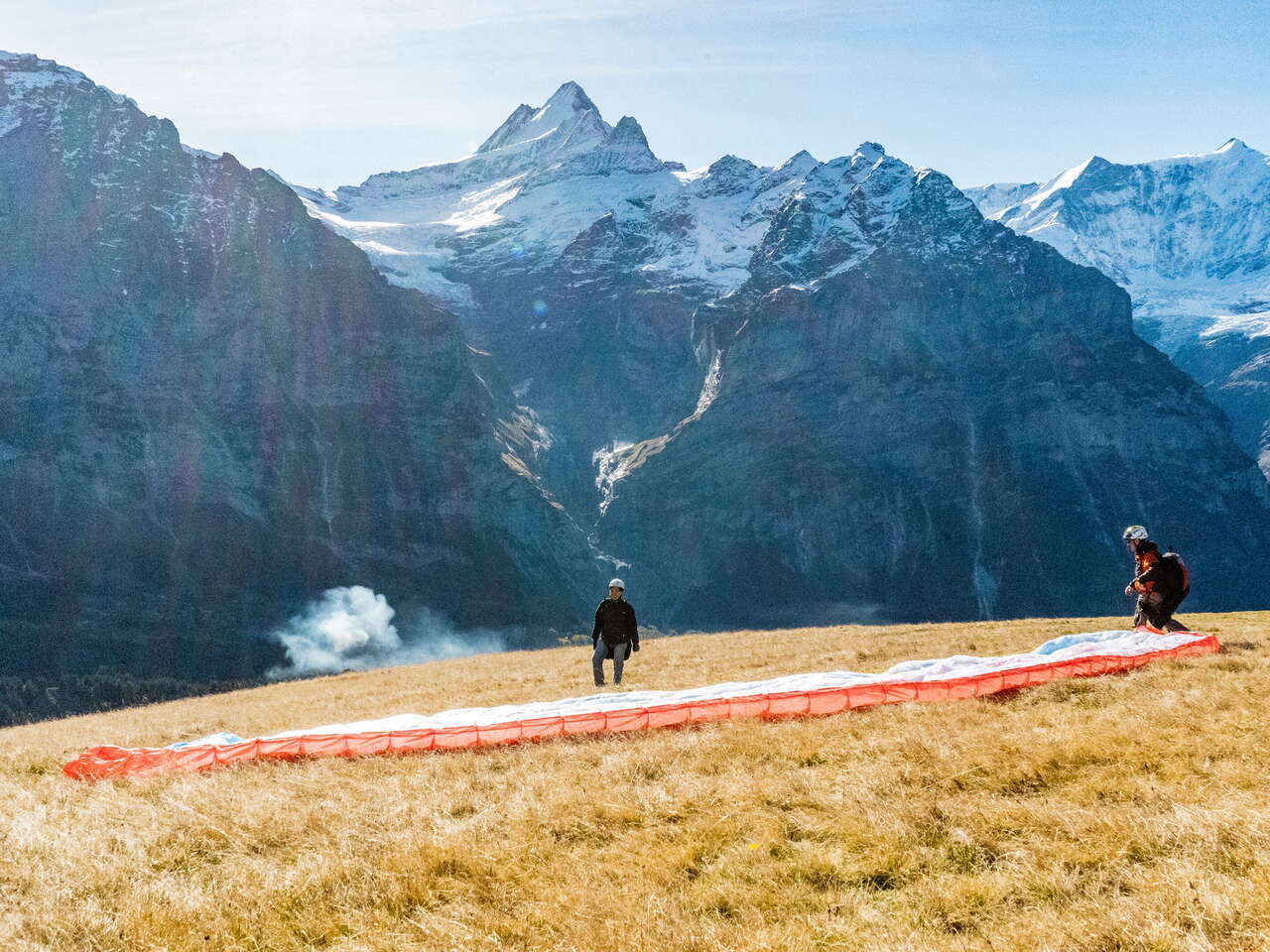 Am Startplatz, vor eindrücklicher Kulisse, etwas unterhalb von Grindelwald-First: Hier starten die Tandempiloten mit ihren Passagieren. Vor dem Flug hinunter nach Grindelwald wird der Schirm feinsäuberlich ausgebreitet.