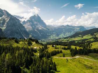 Luftaufnahme der Grossen Scheidegg. Das Wetterhorn und der Eiger sowie Grindelwald sind am Horizont zu sehen.
