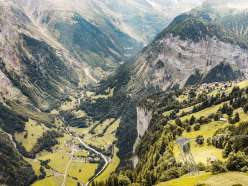 Blick ins hintere Lauterbrunnental, im Vordergrund fährt die Schilthornbahn gerade von Stechelberg nach Gimmelwald.