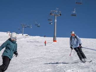 Die Fotoserie zeigt Wintersportler in der Grindelwald-First/Jungfrau Ski Region, wie sie inmitten der alpinen Bergwelt die verschneiten Pisten hinuntersausen. Die Aufnahmen aus dem Januar 2024 fangen die schlichte Atmosphäre eines klaren Wintertages ein - mit weiten Schneeflächen, markanten Gipfeln und der Ruhe der Natur. Zu sehen sind Eiger, Schreckhorn und Wetterhorn sowie der Skilift Oberjoch.