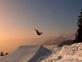 Ein Snowboarder zeigt im Snowpark Balispark am Hasliberg seine Tricks.