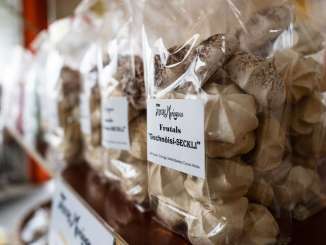 Die beliebten Gschnöisi-Seckli: Geschäftsinhaber Christoph Frutiger bei der Arbeit: In der Frutal Versandbäckerei in Meiringen werden jedes Jahr über 30 Tonnen Meringues hergestellt.
