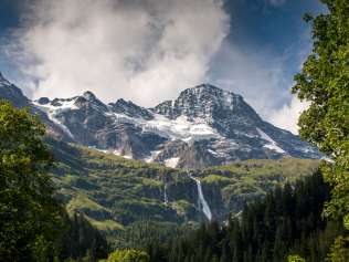 Im hinteren Lauterbrunnental fliesst der Schmadribachfall durch unberührte Naturlandschaft.