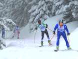 Skifahrer beim Teamrennen des Infernorennens im vollen Einsatz.