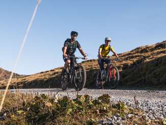Two mountain bikers are riding the bike trail in Grindelwald