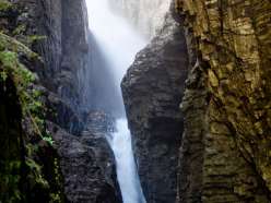Der Alpbach fliegt den Wasserfall in der Alpbachschlucht hinunter. Die Felswände geben dem Wasser die Richtung vor.