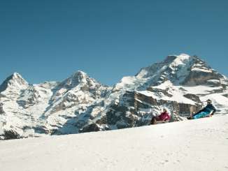 Schlitten in Mürren mit der Aussicht auf das Dreigestirn, Eiger, Mönch und Jungfrau.