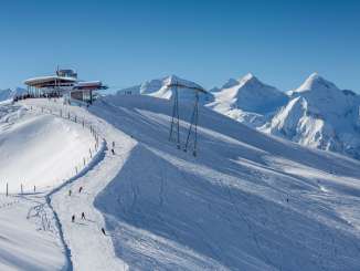Die Bergstation und das Panoramarestaurant Alpen tower am Hasliberg im Winter.