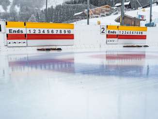 Curling Punktetafeln auf der Eisbahn in Wengen.