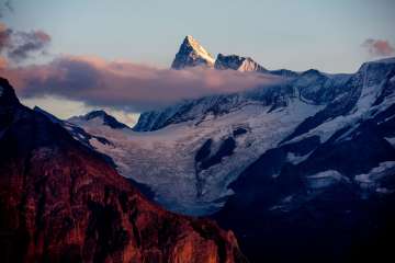 Le Finsteraarhorn, le plus haut sommet des Alpes bernoises, dans le rouge du couchant.