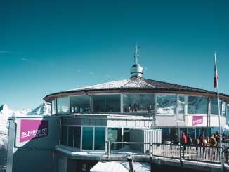 Das 360 Grad Restaurant auf dem Schilthorn bietet atemberaubende Ausblicke auf die umliegende Bergwelt.