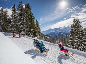 Winter im Haslital: Eine junge Familie beim Schlitteln am Hasliberg.