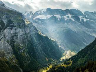 Blick ins hintere Lauterbrunnental, im Vordergrund fährt die Schilthornbahn gerade von Stechelberg nach Gimmelwald.